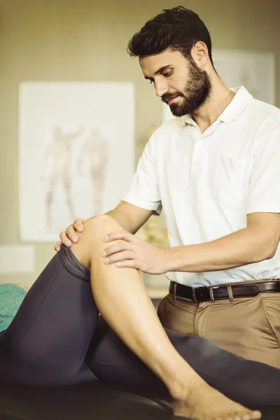 Mužské Fyzioterapeut Dává Kolena Masáž Pacientka Klinice — Stock fotografie