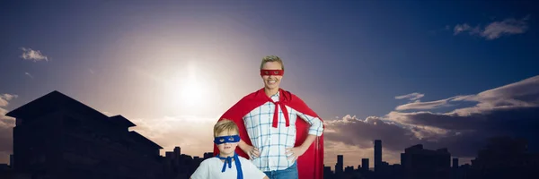 Мати Син Прикидаються Супергероєм Проти Зображення Міста Сході Сонця — стокове фото