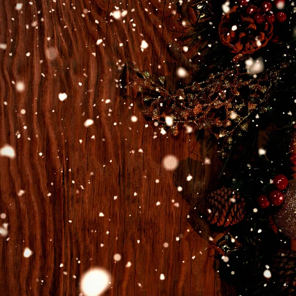 Sneeuw Vallen Tegen Kopie Ruimte Met Rustieke Kerstversiering — Stockfoto