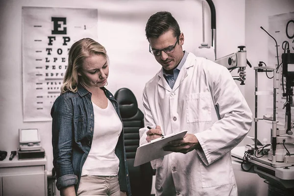 Συζητάμε Μάτι Οπτομέτρη Δοκιμή Έκθεση Θηλυκός Ασθενής Στην Οφθαλμολογική Κλινική — Φωτογραφία Αρχείου