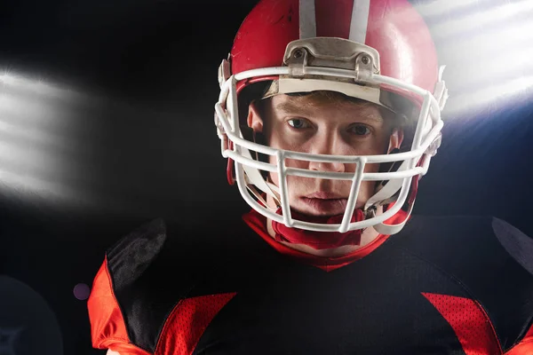 Close Van American Football Speler Helm Staande Tegen Zwarte Achtergrond — Stockfoto