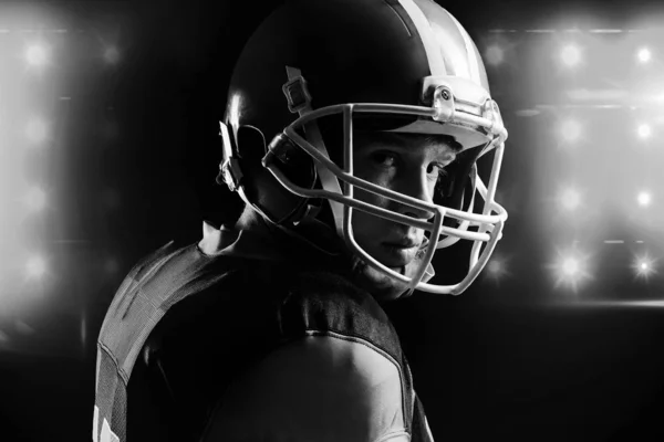 Közelkép Amerikai Futball Játékosának Sisak Állandó Fekete Háttér Ellenében — Stock Fotó
