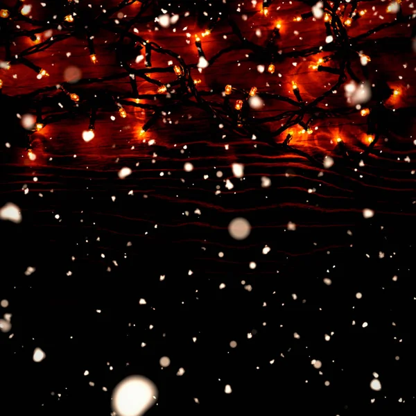 Neve Caindo Contra Espaço Cópia Com Natal Guirlanda Elétrica Amarela — Fotografia de Stock
