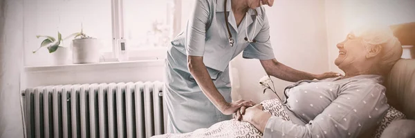 Медсестра Взаимодействует Старшей Женщиной Кровати Спальне — стоковое фото