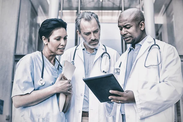 Chirurgen Und Krankenschwestern Diskutieren Über Digitales Tablet Krankenhaus — Stockfoto