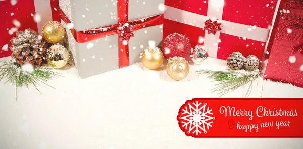 Banner Feliz Navidad Contra Coloridas Decoraciones Navideñas Nieve —  Fotos de Stock