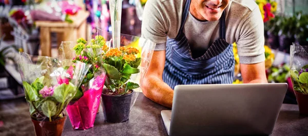 Щасливий Чоловічий Флорист Використовує Ноутбук Своїй Квітковій Крамниці — стокове фото