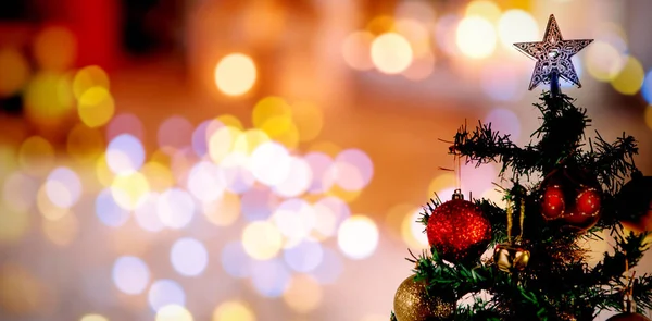 Gele Cirkel Kerstverlichting Tegen Kerstster Boom Met Kopie Ruimte — Stockfoto