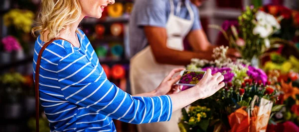 Mujer Tomando Fotografía Ramo Flores Floristería — Foto de Stock