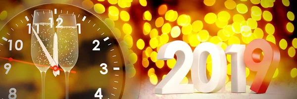 Números Tridimensionales 2019 Contra Luces Navidad Amarillas Desenfocadas Reloj —  Fotos de Stock