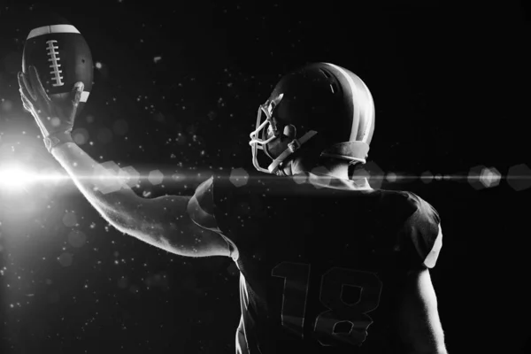 Amerikan Futbolu Oyuncusu Ragbi Topu Tutan Kask Içinde Arka Görünümü — Stok fotoğraf