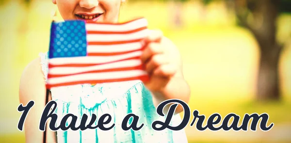 Retrato Menina Mostrando Bandeira Americana Contra Tenho Sonho — Fotografia de Stock