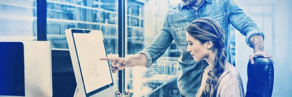 Diseñador Gráfico Trabajando Escritorio Con Colega Oficina —  Fotos de Stock