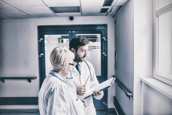 Artsen Bespreken Klembord Ziekenhuis — Stockfoto