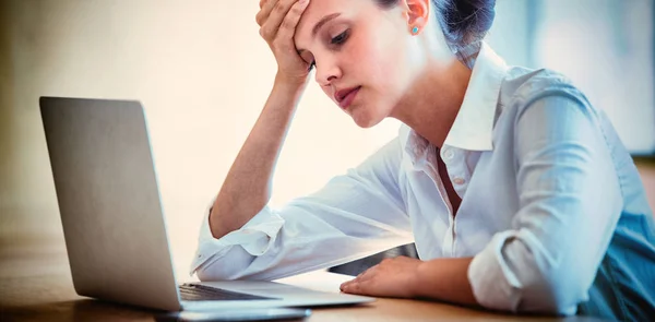 Angespannte Geschäftsfrau Benutzt Laptop Konferenzraum — Stockfoto