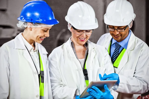 Técnicos Discutindo Sobre Tablet Digital Fábrica Carne — Fotografia de Stock