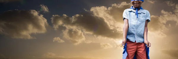 Bulutlu Gökyüzü Manzara Karşı Süper Kahraman Gibi Davranan Çocuk — Stok fotoğraf
