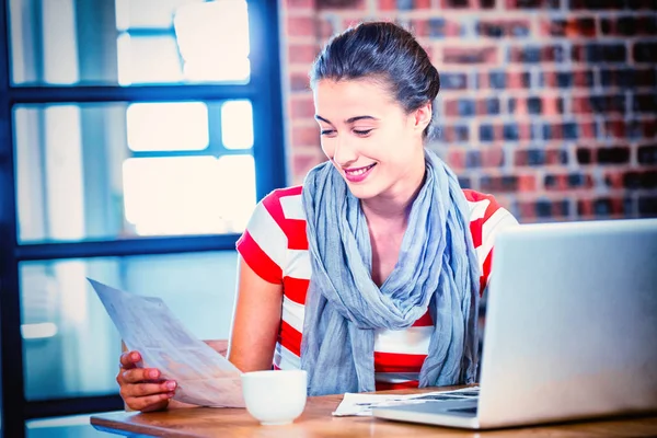 Vrouw Zoek Naar Afbeelding Grafiek Met Laptop Tafel Office — Stockfoto