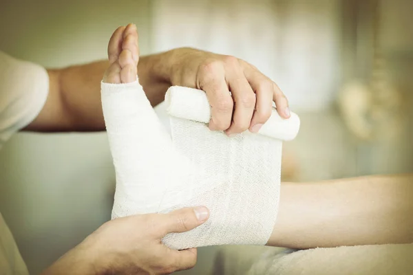 Physiotherapeut Legt Verletztem Patienten Klinik Verband — Stockfoto