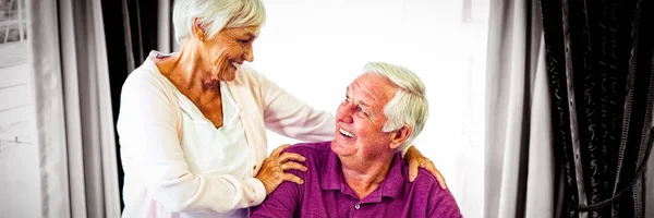 Äldre Paret Tittar Varandra Och Ler Vardagsrum — Stockfoto