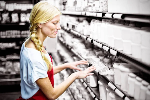 Personal Femenino Revisando Productos Comestibles Estante Del Supermercado — Foto de Stock