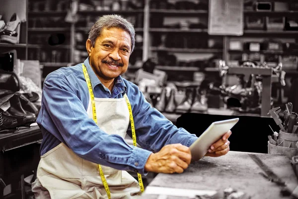 Portret Van Schoenmaker Met Behulp Van Digitale Tablet Werkplaats — Stockfoto