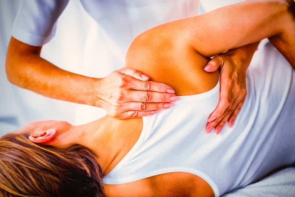 Abgeschnittenes Bild Menschlicher Hand Die Weibliche Schulter Behandlungszimmer Massiert — Stockfoto