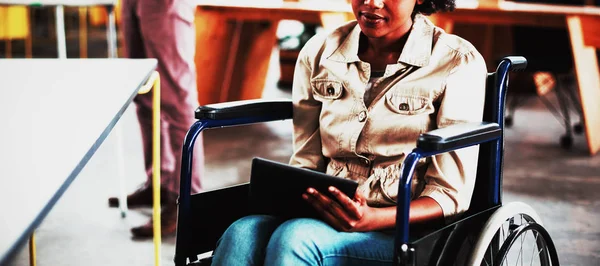 Executive Business Niepełnosprawnych Wózku Inwalidzkim Pomocą Cyfrowego Tabletu Biurze — Zdjęcie stockowe