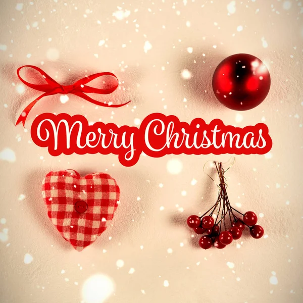 Cartão Branco Vermelho Contra Ornamentos Natal Arranjados — Fotografia de Stock