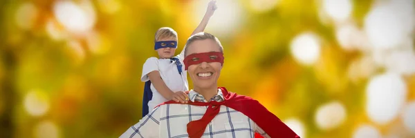 Ibu Dan Anak Berpura Pura Menjadi Superhero Terhadap Citra Defocused — Stok Foto