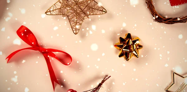 Sneeuw Vallen Tegen Close Kerst Ornamenten — Stockfoto