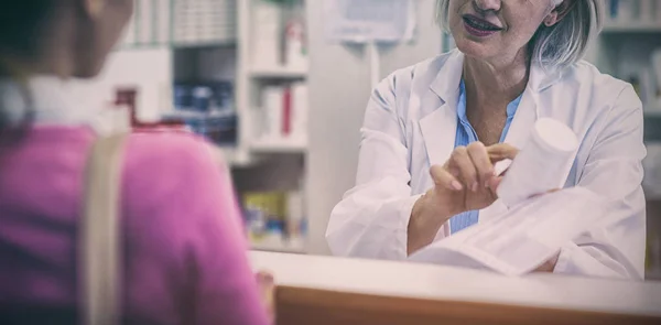 Apotheker Fles Van Drug Aan Klant Assisteren Bij Apotheek — Stockfoto