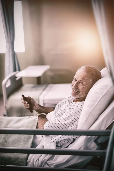 Paziente Che Guarda Televisione Sul Letto Ospedale — Foto Stock