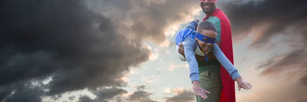 Vater Und Sohn Geben Sich Vor Blauem Und Orangefarbenem Himmel — Stockfoto