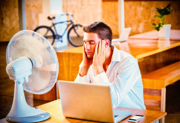 Homem Desfrutando Uma Brisa Com Laptop Mesa Escritório — Fotografia de Stock