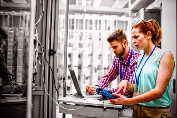 Technici Die Laptop Gebruiken Bij Het Analyseren Van Server Serverruimte — Stockfoto