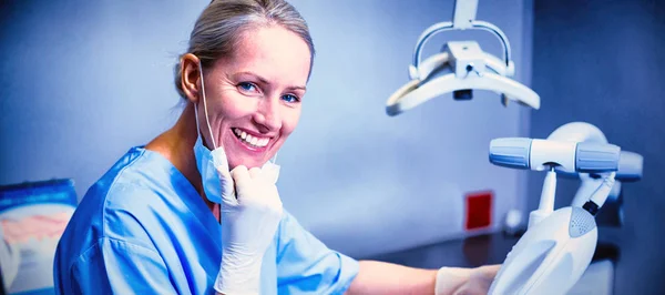 Porträtt Tandsköterska Undersökande Unga Patientens Mun Klinik — Stockfoto