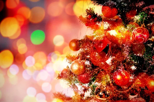 Composietbeeld Van Kerstboom Met Versieringen Tegen Onscherpe Achtergrond — Stockfoto