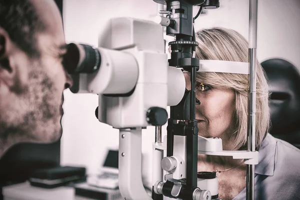 Optometrista Examinando Paciente Feminina Lâmpada Fenda Clínica Oftalmologia — Fotografia de Stock