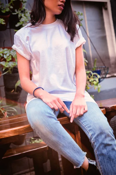 Hipster Mujer Con Espacio Copia Blanco Camiseta Para Diseño — Foto de Stock