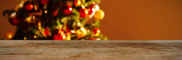 Μοντέρνο Ξύλινο Τραπέζι Ενάντια Αντίγραφο Χώρου Ένα Χριστουγεννιάτικο Δέντρο — Φωτογραφία Αρχείου
