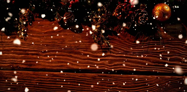 Sneeuw Vallen Tegen Kopie Ruimte Met Kerst Ornamenten Een Houten — Stockfoto