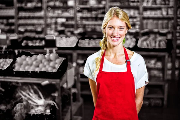 Портрет Усміхненого Жіночого Персоналу Стоїть Органічній Секції Супермаркету — стокове фото