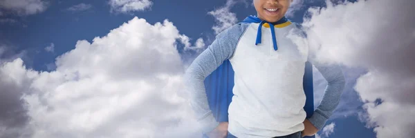 Menino Fingindo Ser Super Herói Contra Céu Nuvem Dia Ensolarado — Fotografia de Stock