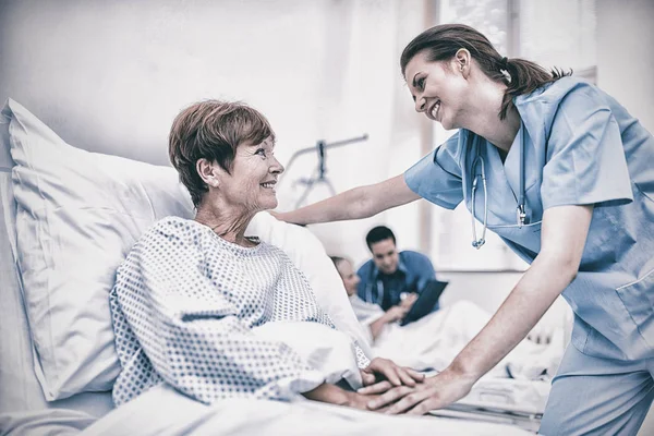 Bir Hasta Hastanede Koğuşta Teselli Hemşire — Stok fotoğraf