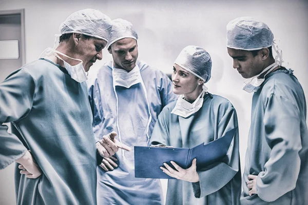 Cirujanos Discutiendo Archivo Corredor Del Hospital —  Fotos de Stock