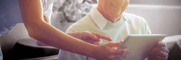 Женщина Медсестра Показывает Медицинский Отчет Старшему Мужчине Цифровом Планшете Дома — стоковое фото
