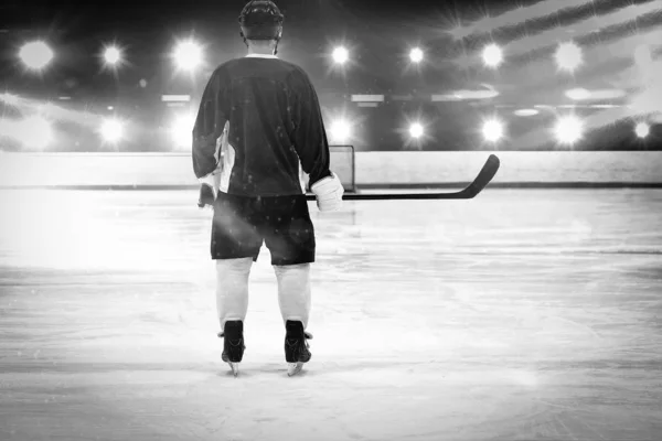 Joueur Hockey Sur Glace Sur Glace Contre Image Composite Projecteur — Photo