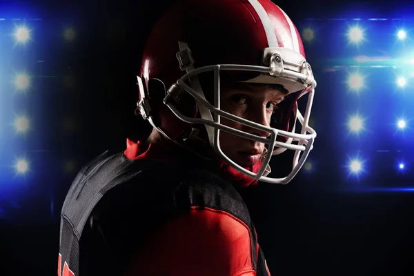 Close Jogador Futebol Americano Capacete Contra Fundo Preto — Fotografia de Stock