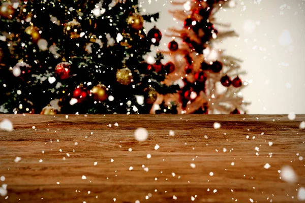 Снег Падает Деревянный Стол Фоне Рождественской Елки — стоковое фото